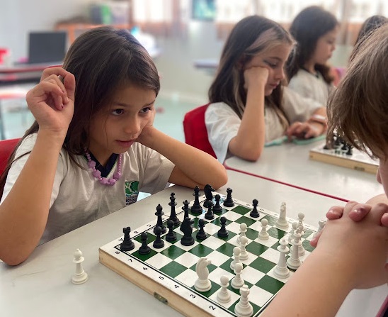 Xadrez em inglês: ainda mais desafios para o raciocínio das alunas