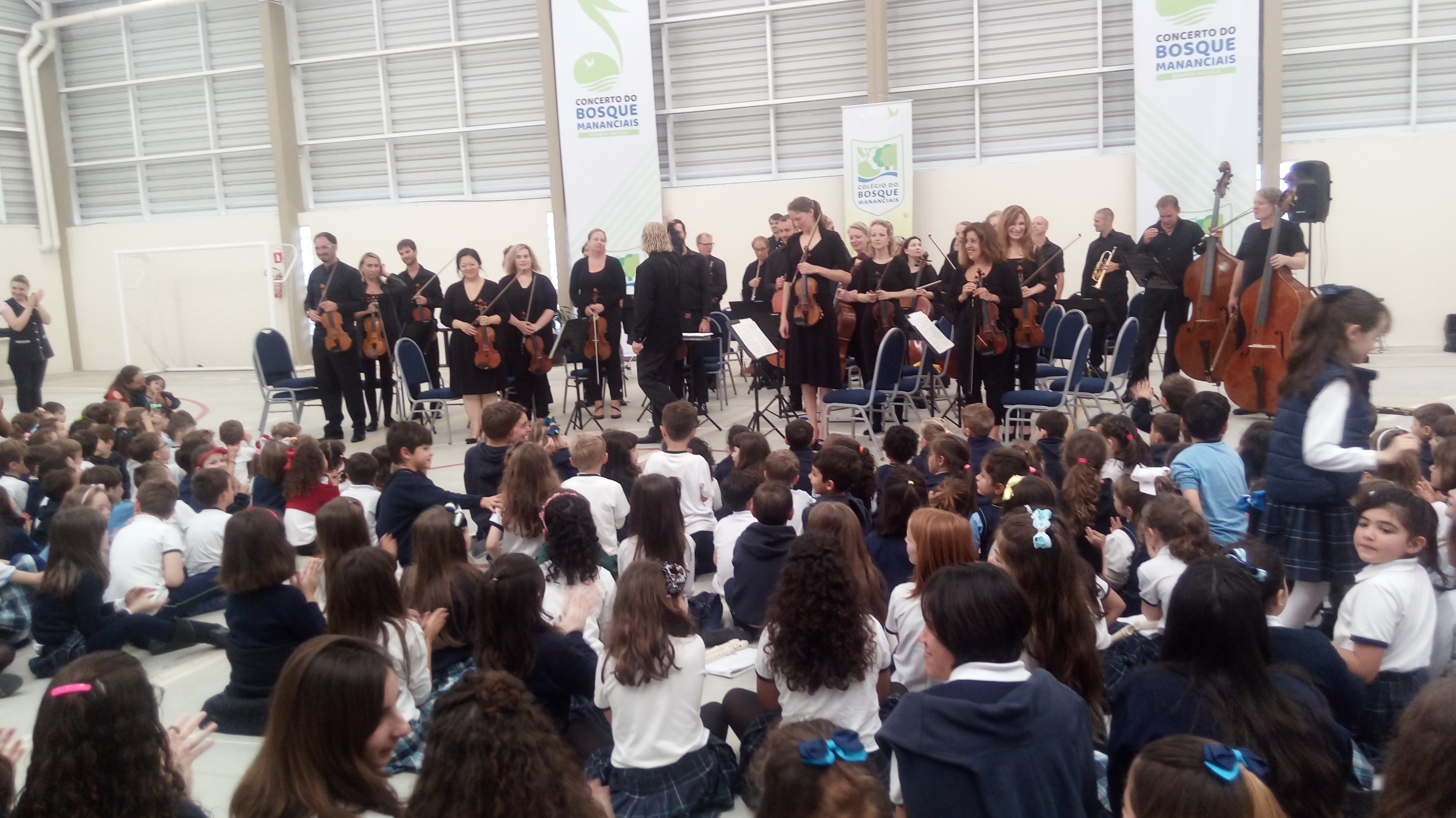 Sinfonia de Rotterdam encanta alunos e alunas de Mananciais