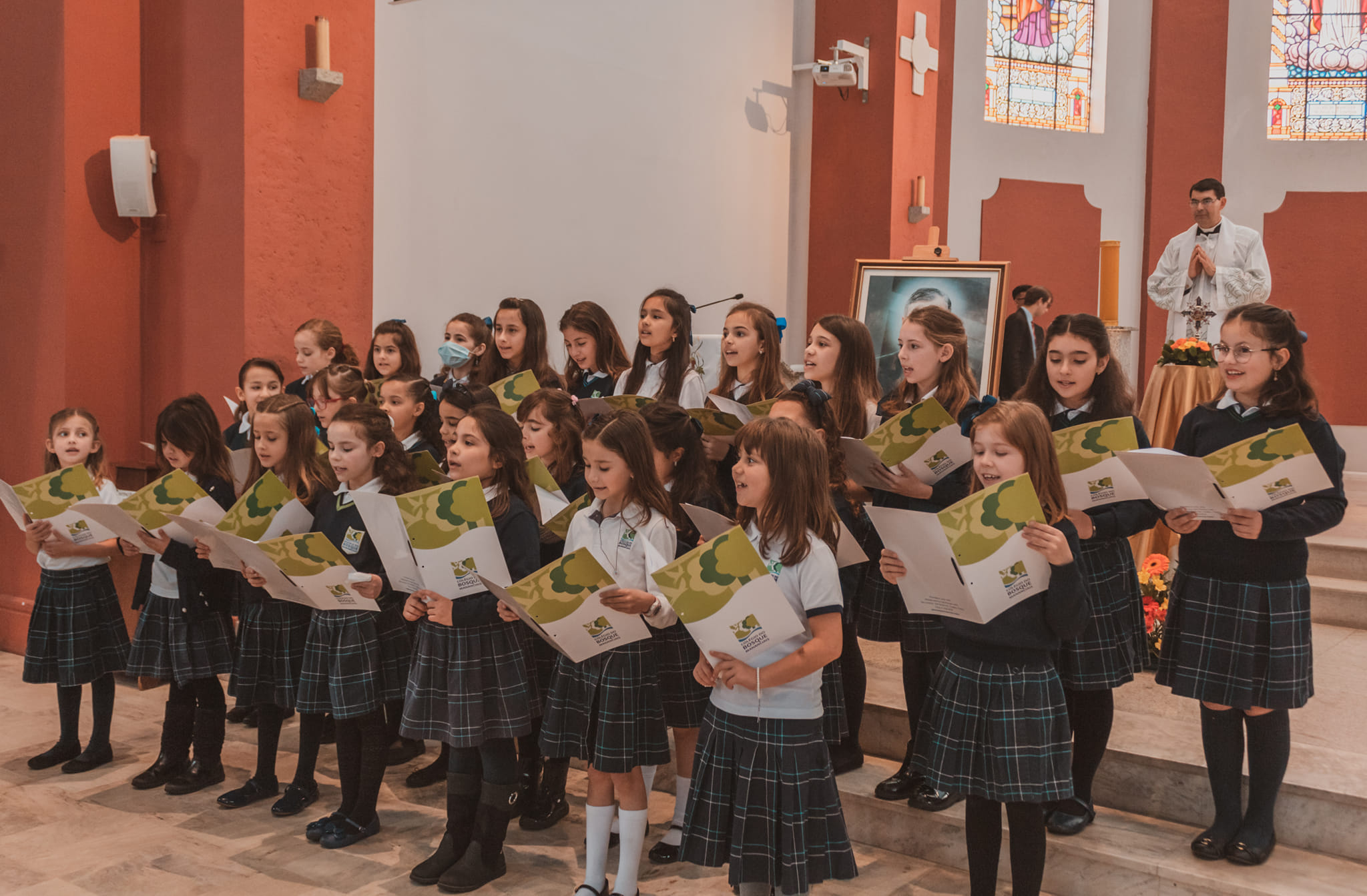 Missa de São Josemaria Escrivá conta com coral das alunas