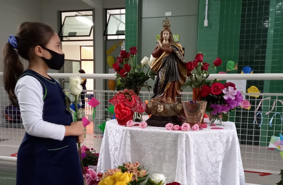 1º ano de Mananciais oferece rosas para Nossa Senhora