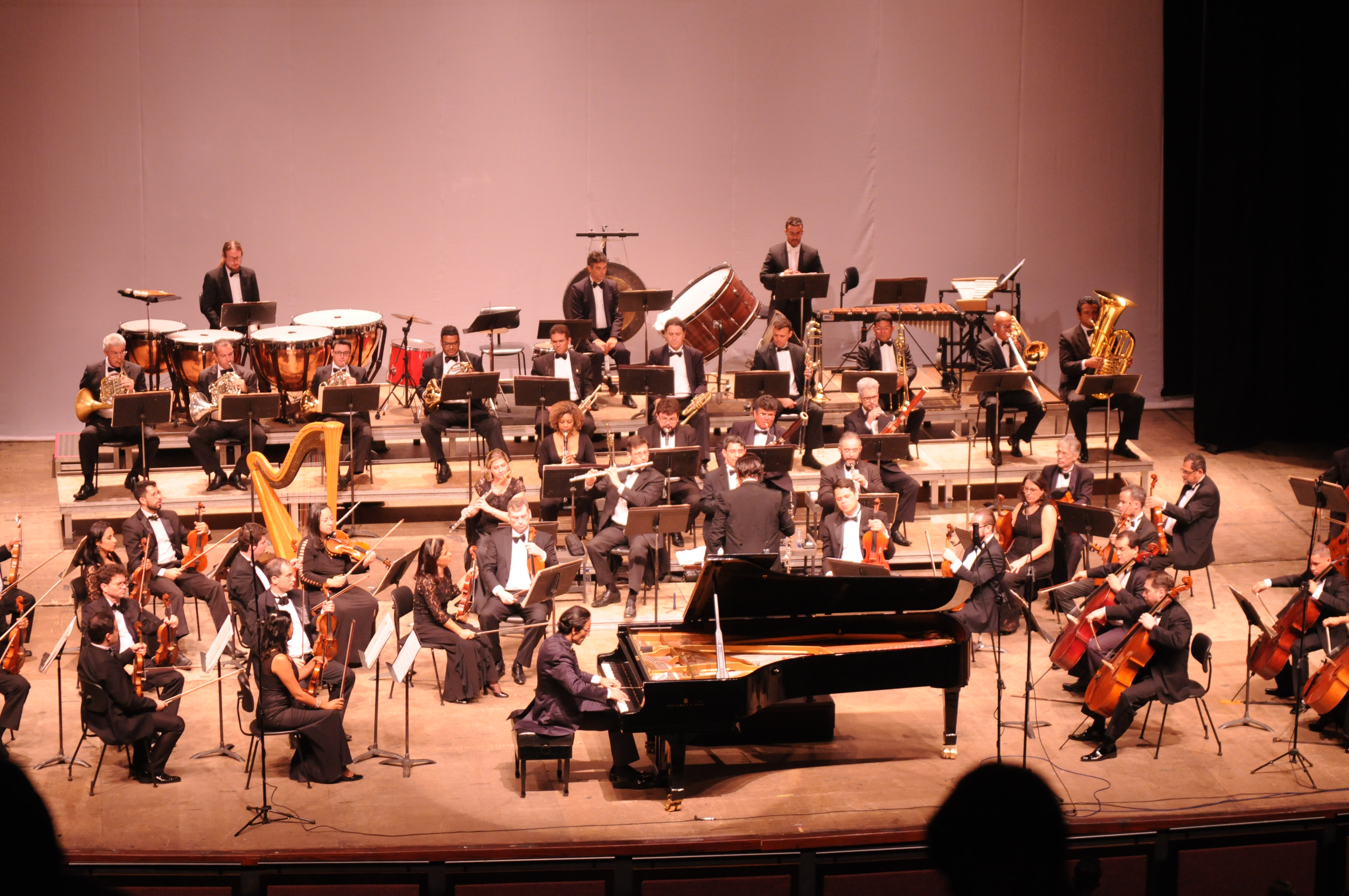 Concerto de Siviero com Orquestra do Teatro Nacional emociona curitibanos