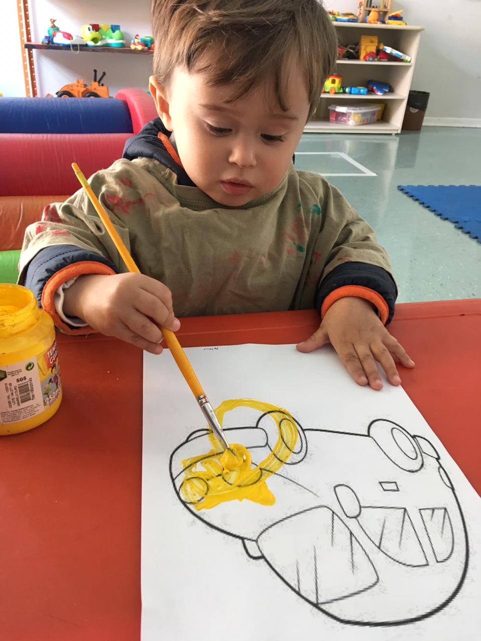 Infantil I desenvolve habilidades pintando