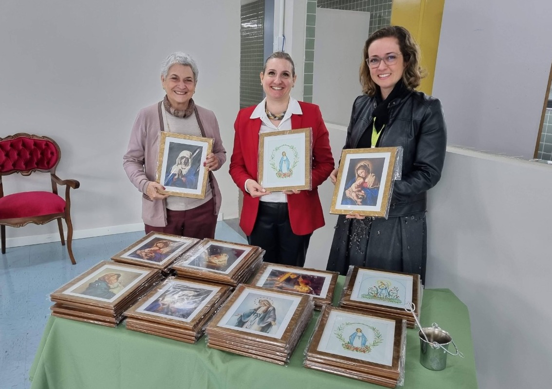 AP entrega quadros de Nossa Senhora para a Unidade Mananciais