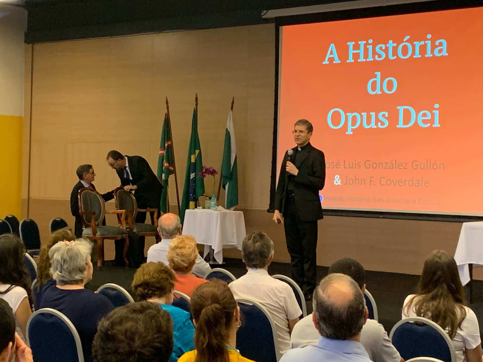 Sucesso no lançamento do livro sobre a história do Opus Dei