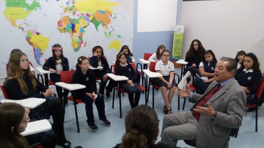 Carlos Alberto Di Franco é entrevistado pelos alunos e alunas das Unidades Bosque e Mananciais
