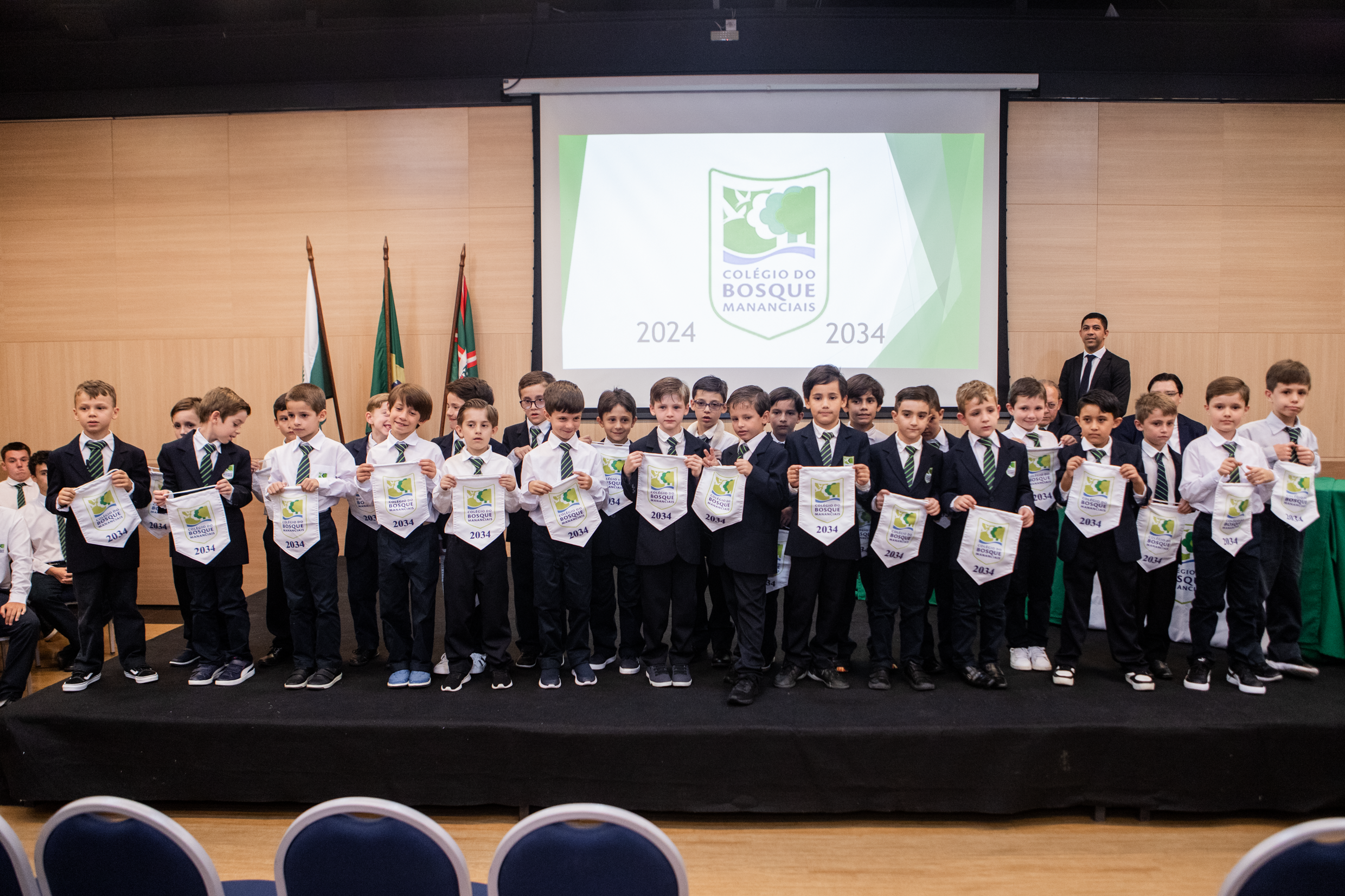 TURMA DO TERCEIRÃO ENTREGA FLÂMULA PARA O 2º ANO DO ENSINO FUNDAMENTAL