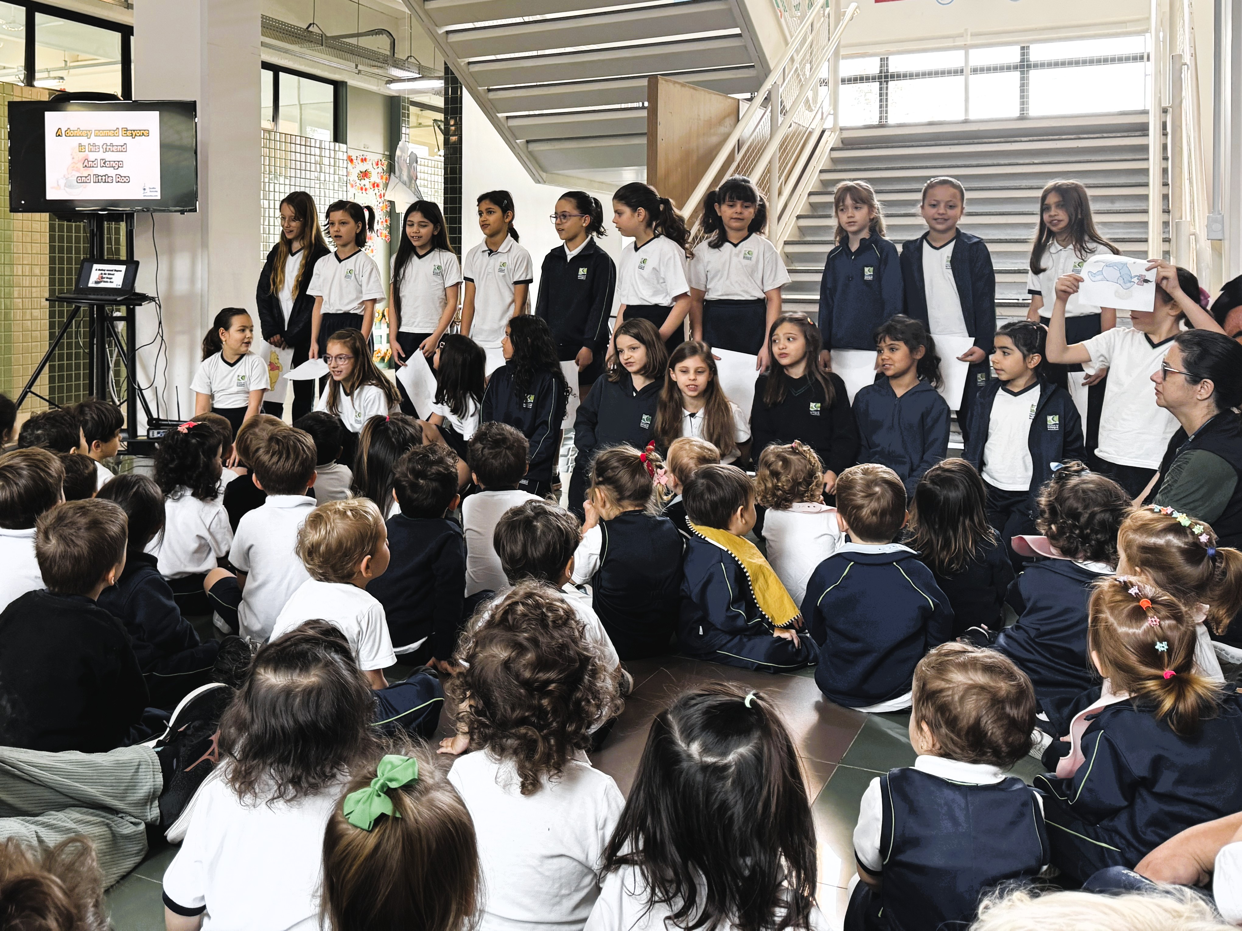 Contação de história em inglês: alunas do 2º ano apresentam Ursinho Pooh